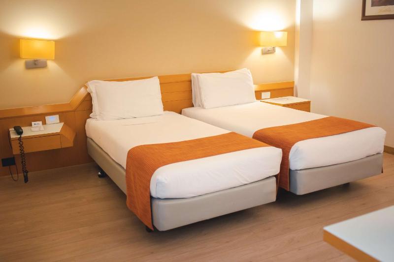 Standard Twin Room image 1