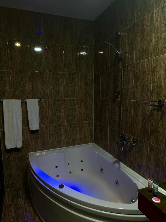 Double Room with Spa Bath (without Window) and Free Access to Relax Zone image 2