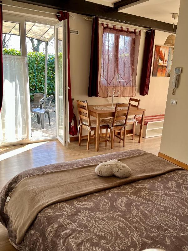 Large Double Room image 4