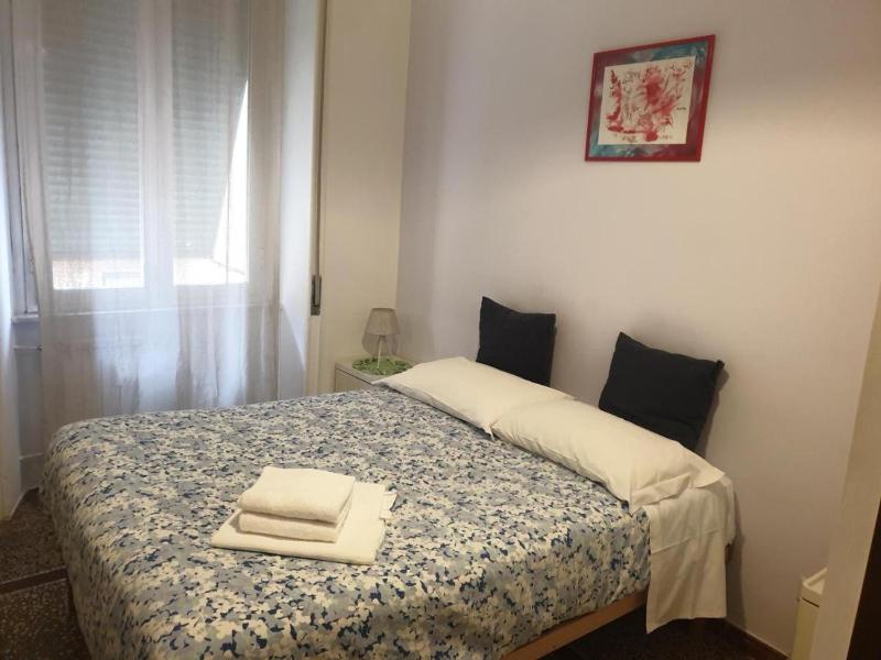 Single Room with Bathroom image 4