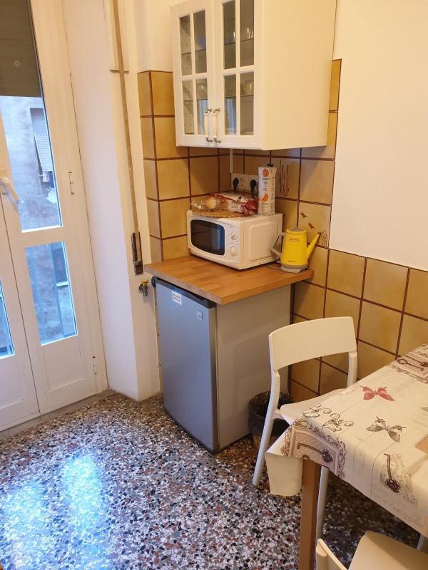 Single Room with Bathroom image 3