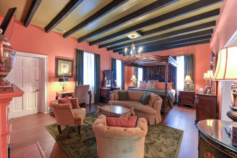 Deluxe King Room - Casa De Solana image 3