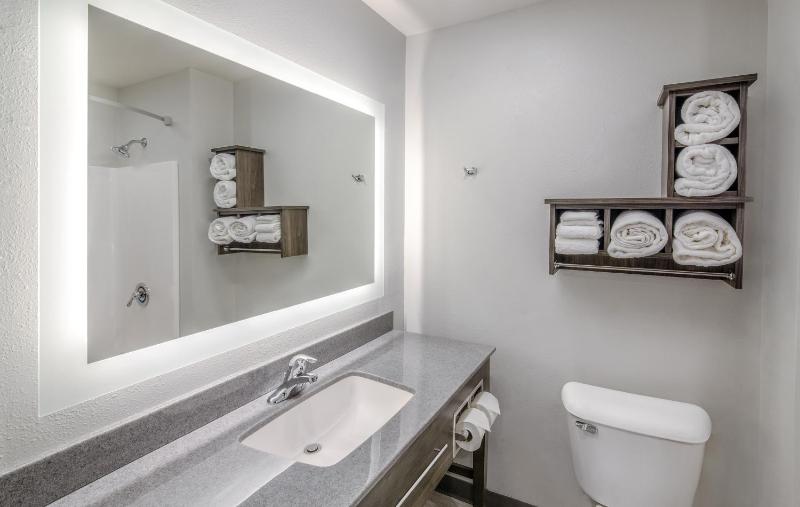 Queen Room with Recliner - Hearing Accessible image 2