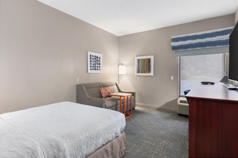 Queen Accessible Room - Non-Smoking image 2