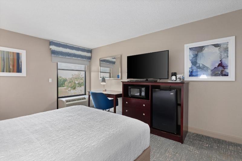 Queen Accessible Room - Non-Smoking image 3