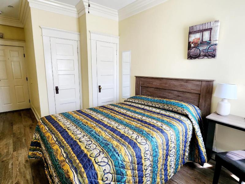 Queen Room image 4