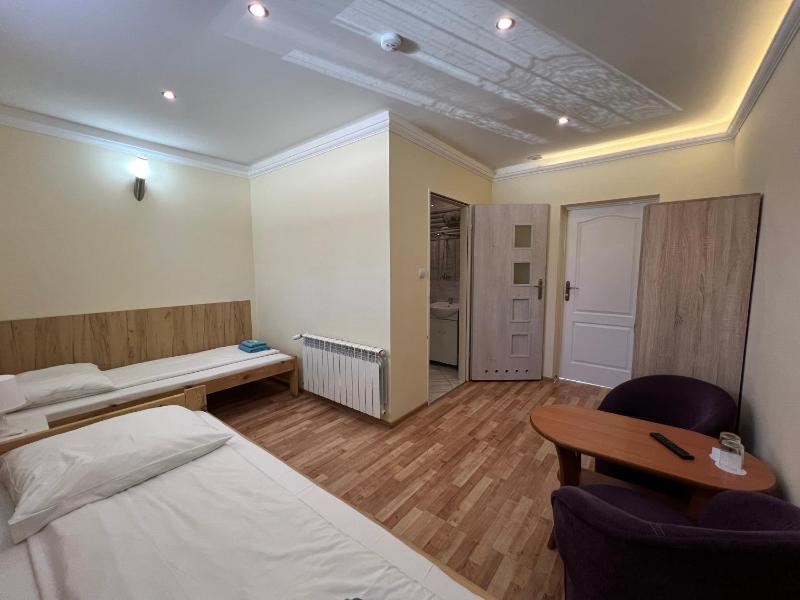 ETNA - Hostel -Noclegi Rzeszów 24 Pokoje -PARKING- - image 45