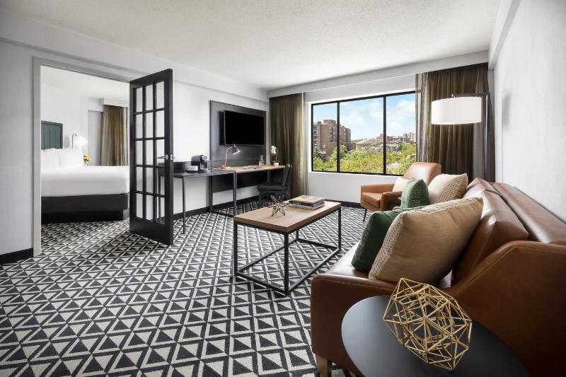 One-Bedroom Suite image 4