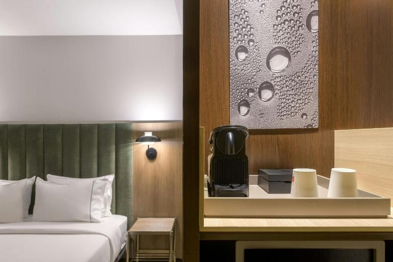 Standard Plus King Room image 4