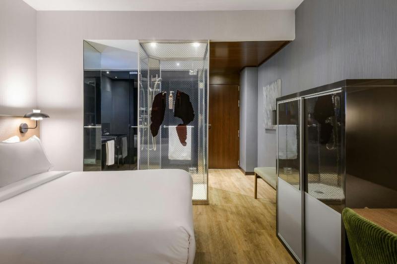 Standard Plus Queen Room image 3