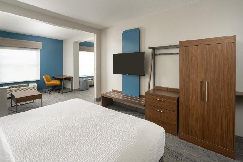 One-Bedroom Family Suite with Tub - Mobility Accessible image 2