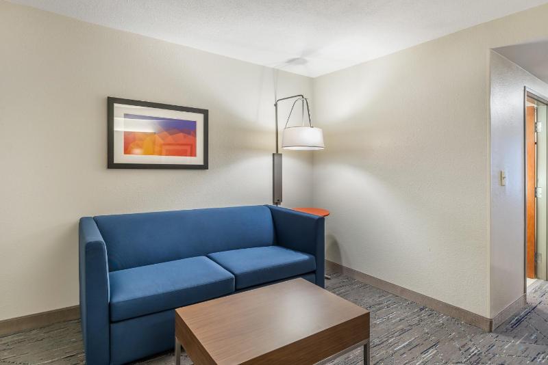 King Suite with Sofa Bed image 4