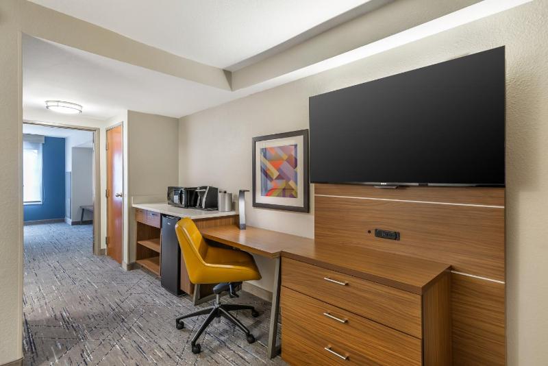 King Suite with Sofa Bed image 3
