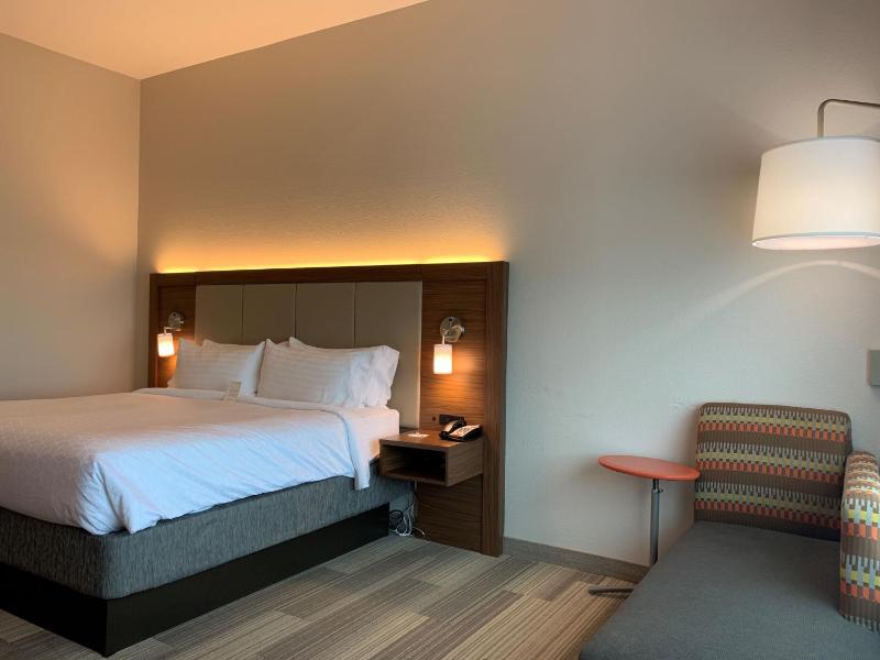 Standard King Room image 2