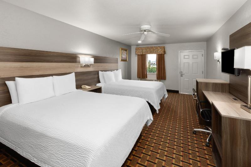 Queen Room with Two Queen Beds - Second Floor/Smoking image 2