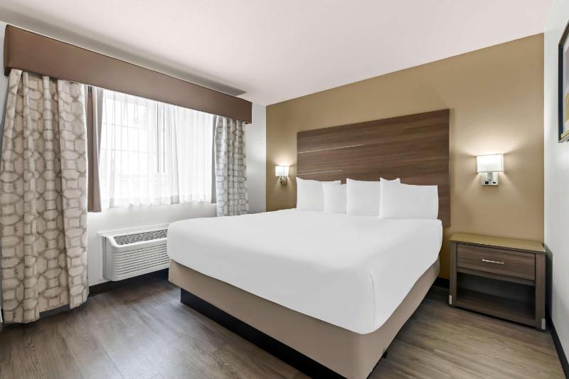 King Suite with Sofa Bed - Non-Smoking image 4