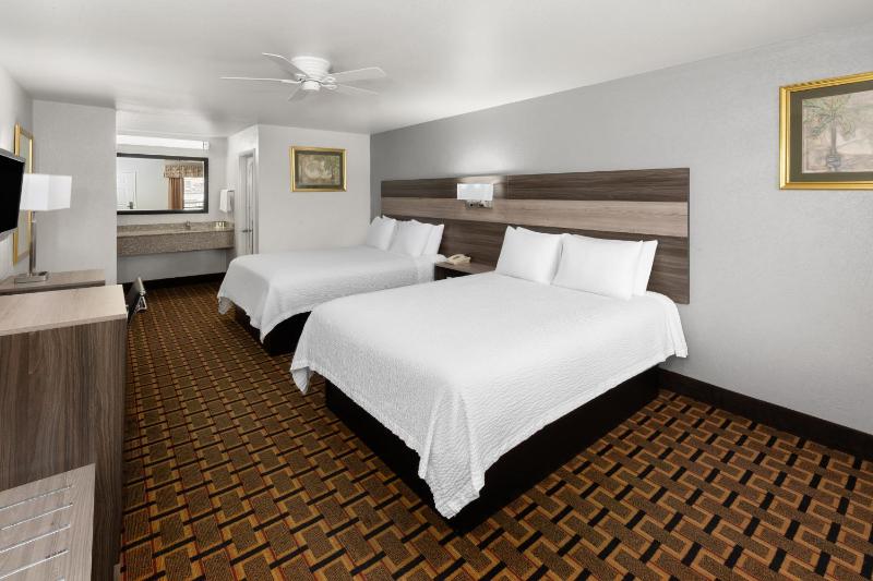 Queen Room with Two Queen Beds - First Floor/Smoking image 3