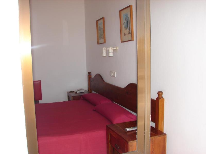 Double or Twin Room image 3