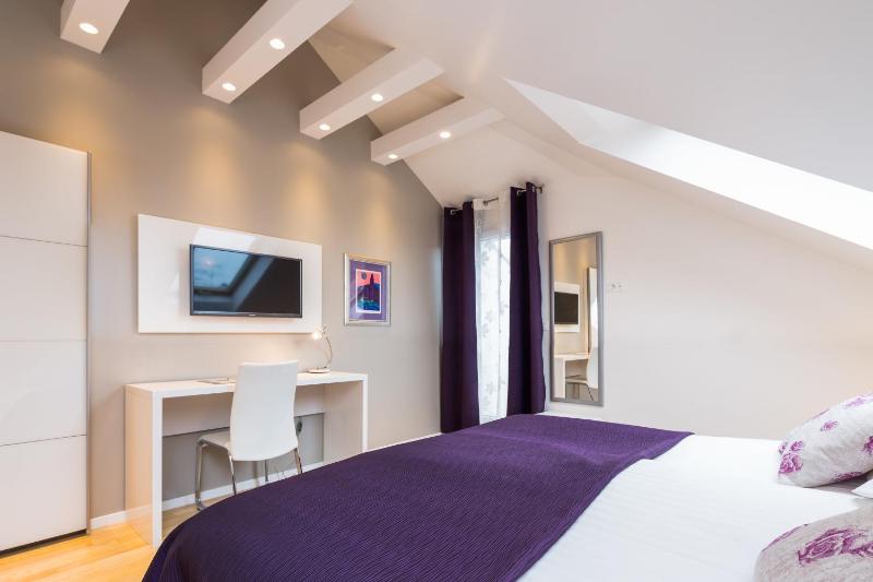 Deluxe Double Room with Balcony image 2