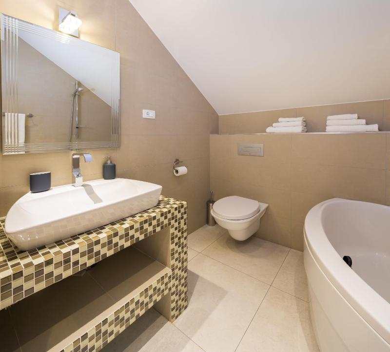 Deluxe Double Room with Balcony image 3