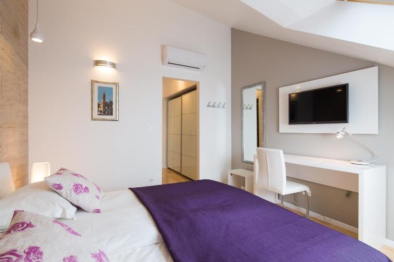 Deluxe Double Room with Sea View image 3