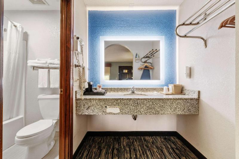 Queen Room with Two Queen Beds - Non-Smoking image 4