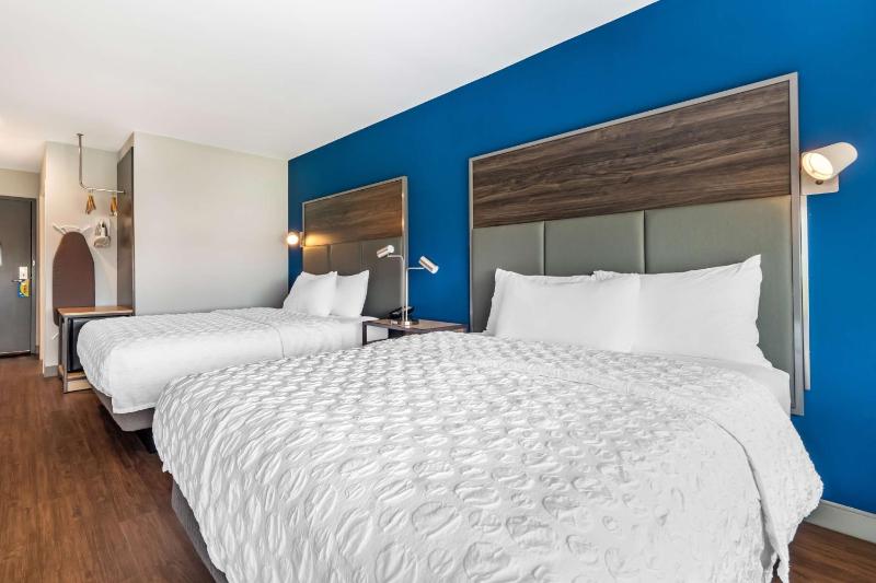 Queen Room with Two Queen Beds image 1