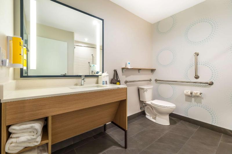 King Room with Walk-In Shower image 1