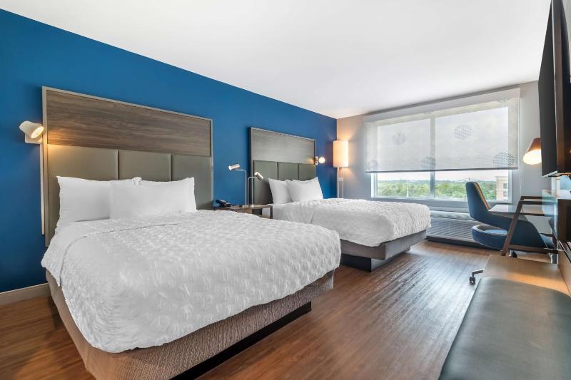 Queen Room with Two Queen Beds image 4