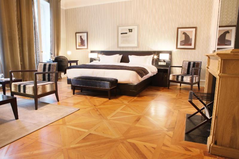 Deluxe King Suite image 4
