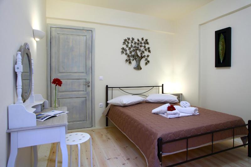 One-Bedroom Apartment image 4