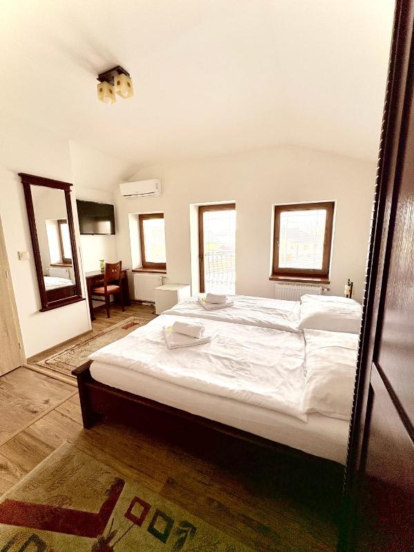 Double Room with Balcony image 3