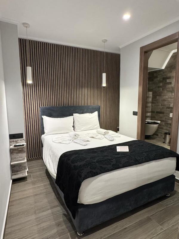 Double Room with Patio image 4