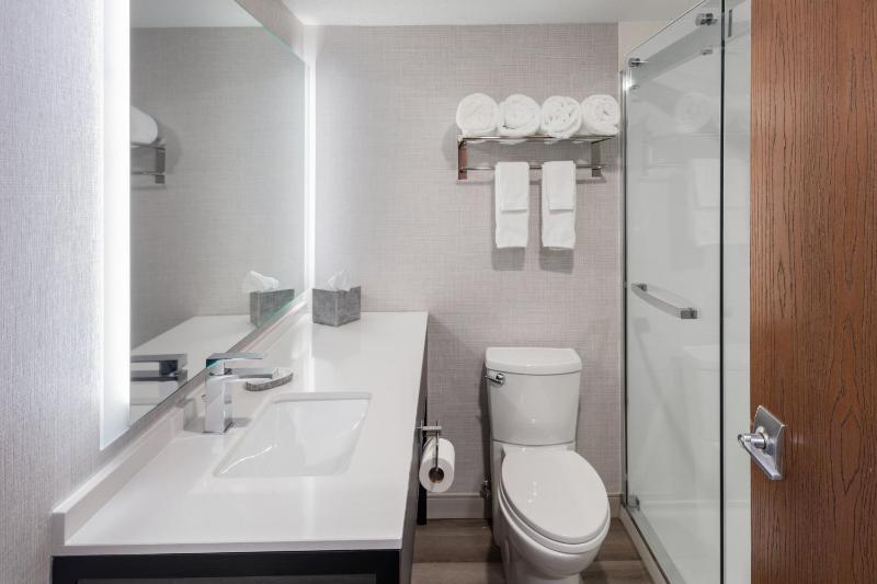 Two-Bedroom Suite with One King Bed and Two Queen Beds image 2