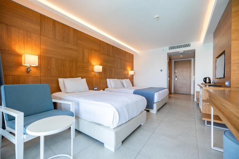 Large Room with Garden View image 2