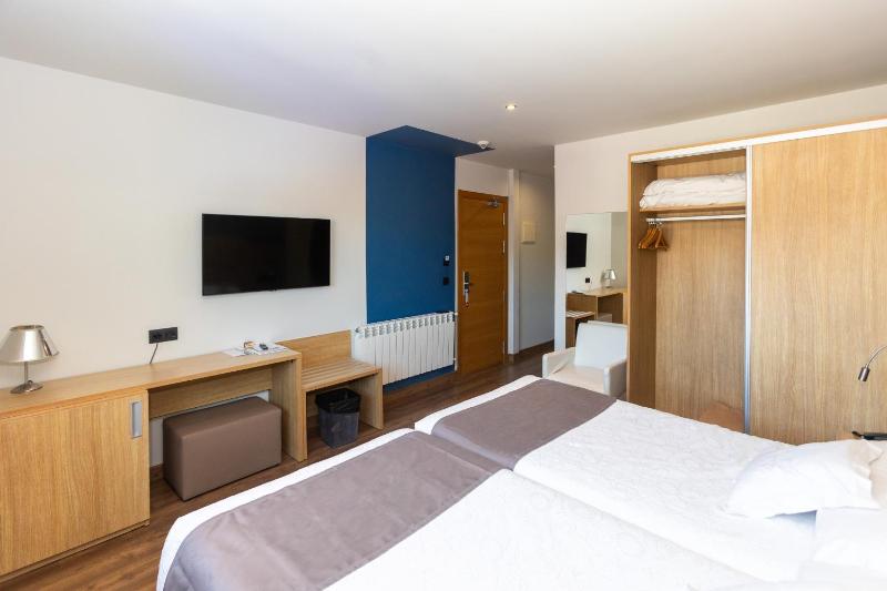 Double or Twin Room image 3