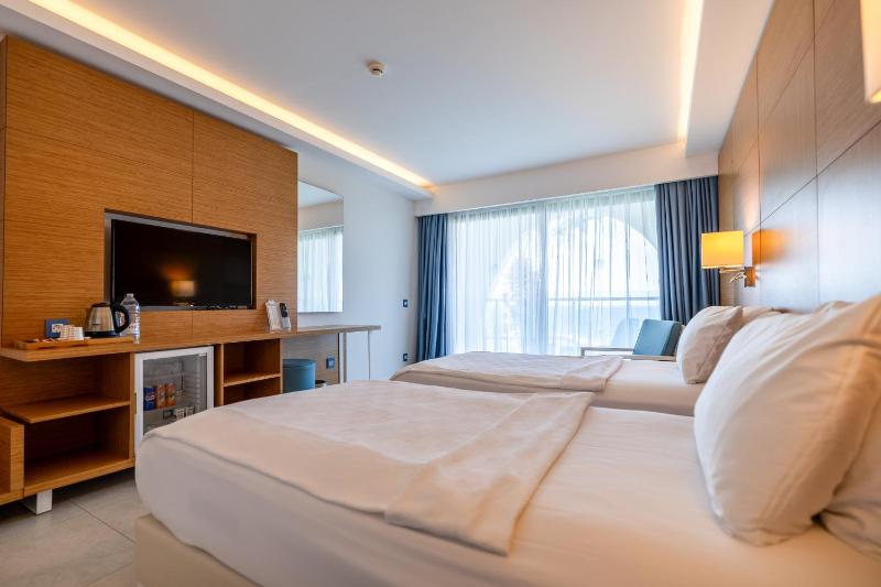 Superior Double or Twin Room with Garden View image 3