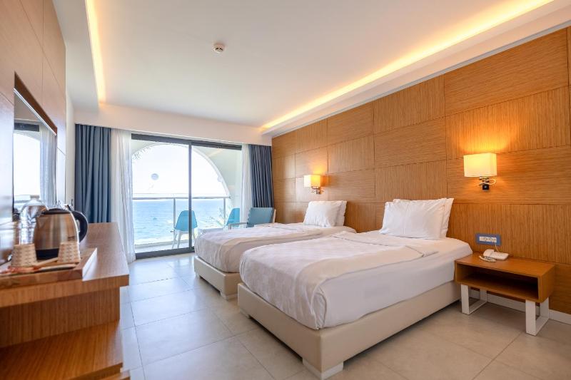 Superior Double or Twin Room with Sea View image 3