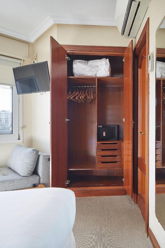 Double or Twin Room with Sea View image 3