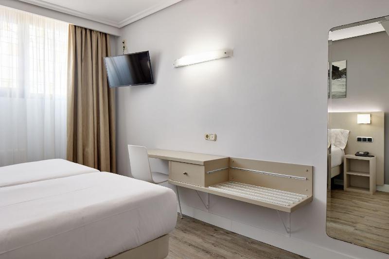 Single Room - Interior Facing image 4