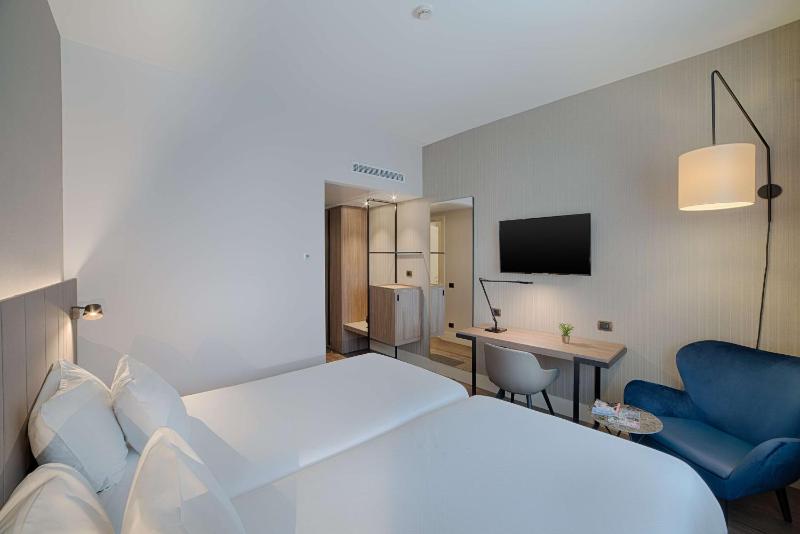 Standard Double or Twin Room image 4