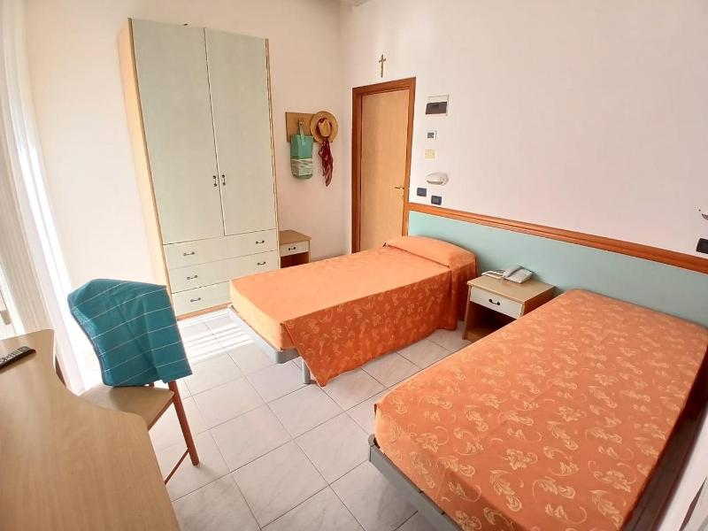 Standard Twin Room - Single Use image 2