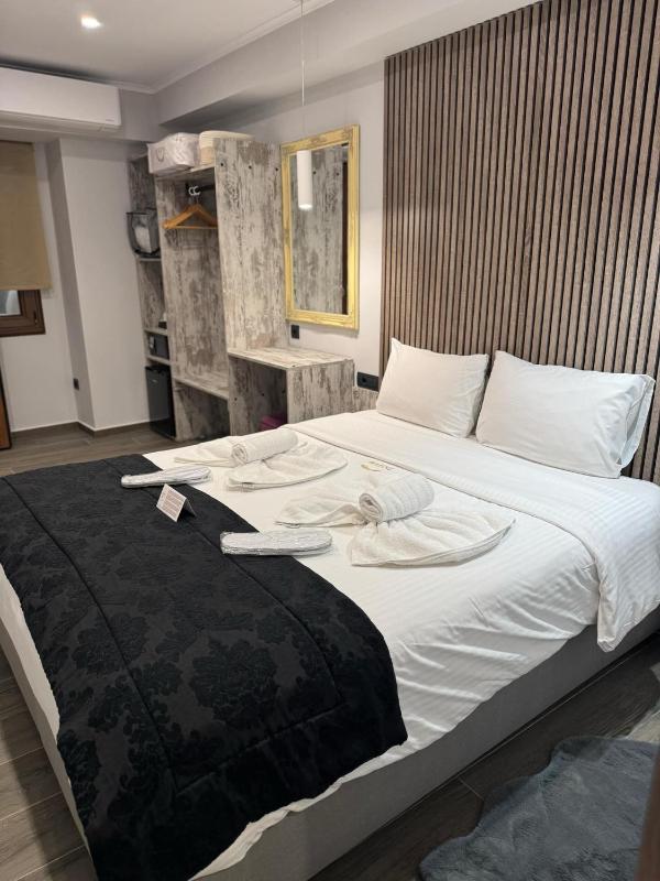 Double Room with Patio image 2