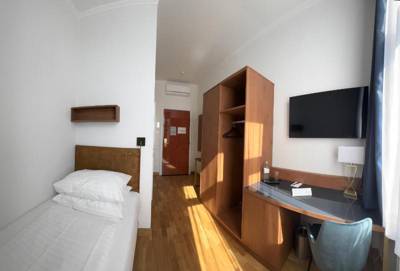 Standard Single Room image 3