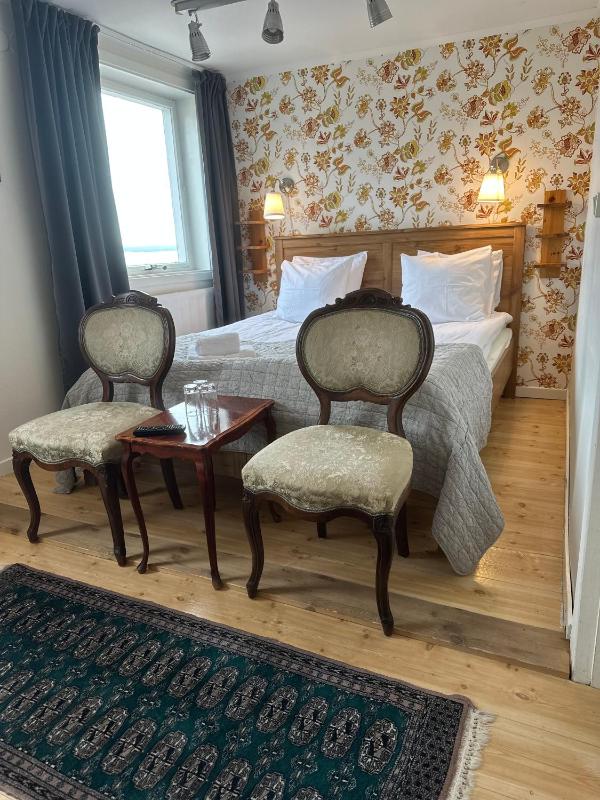 Basic Triple Room with Shared Bathroom image 2