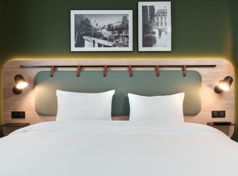 Standard Room - 1 Queen Bed image 1