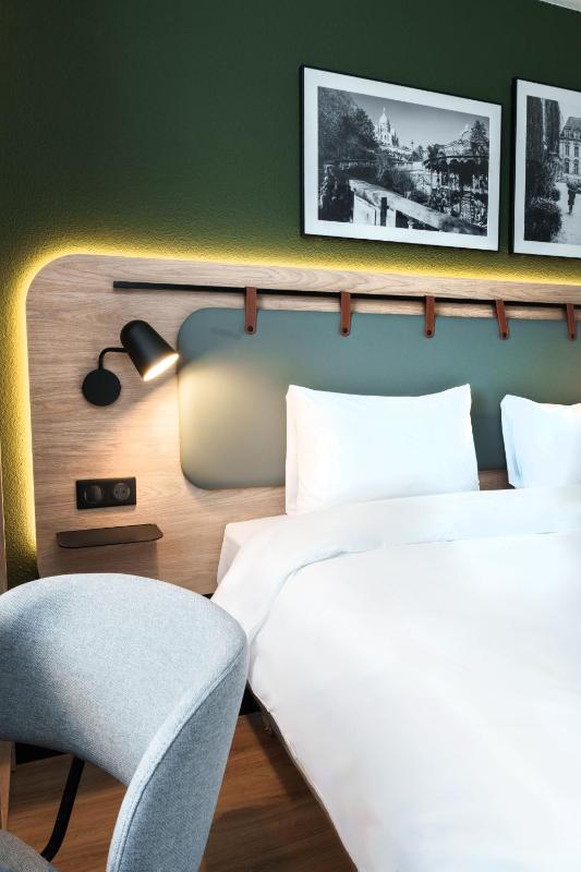 Standard Room - 1 Queen Bed image 3