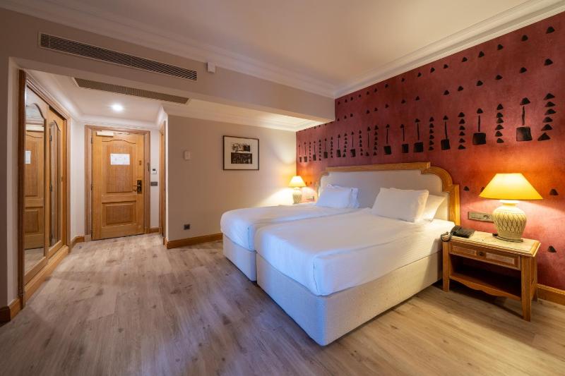 Standard Double or Twin Room with Side Sea View image 4