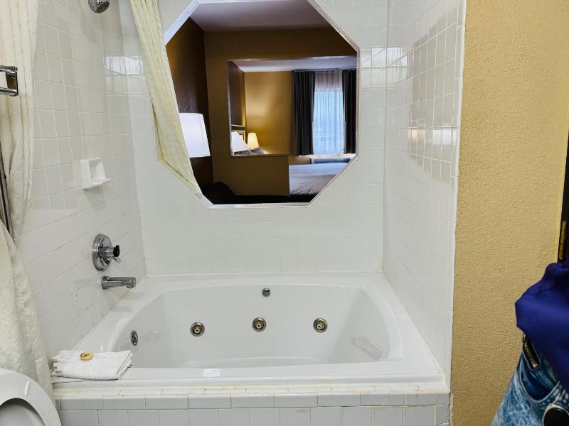 King Suite with Hot Tub - Non-Smoking image 3