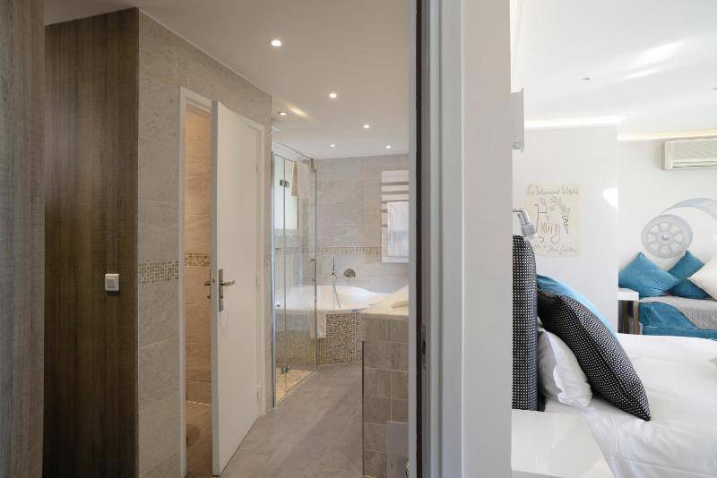 Junior Suite with Balcony and front Sea View image 2